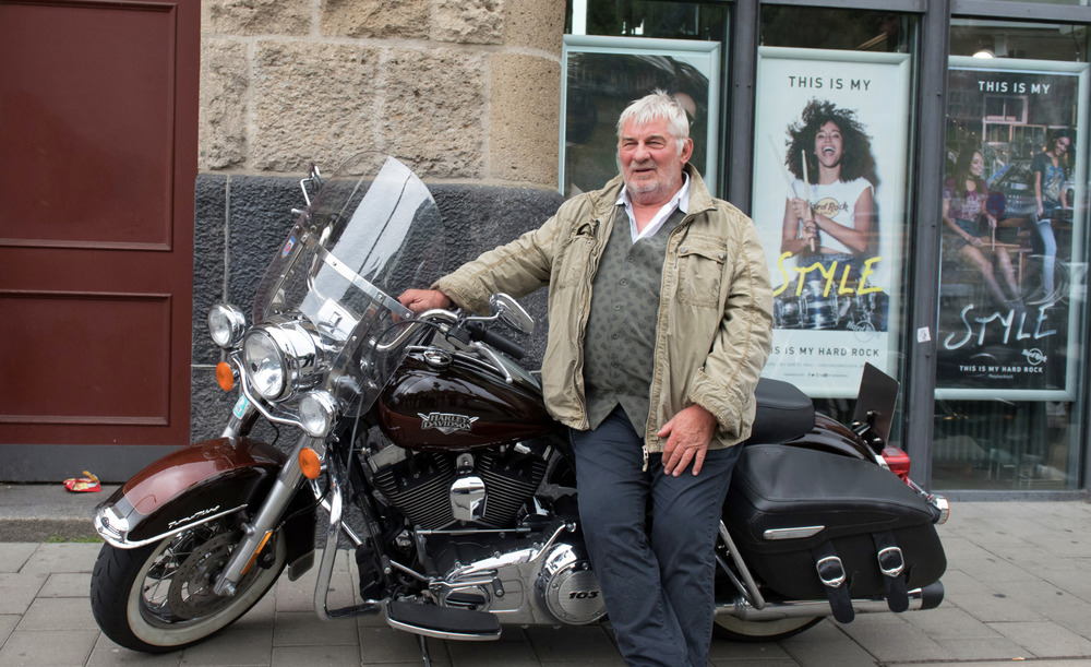Heinz Hönig neben seinem Motorrad.