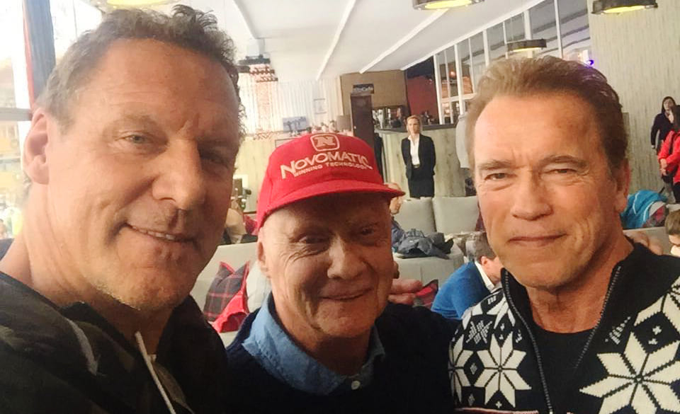 Ralf Möller macht ein Selfie mit Arnold Schwarzenegger.