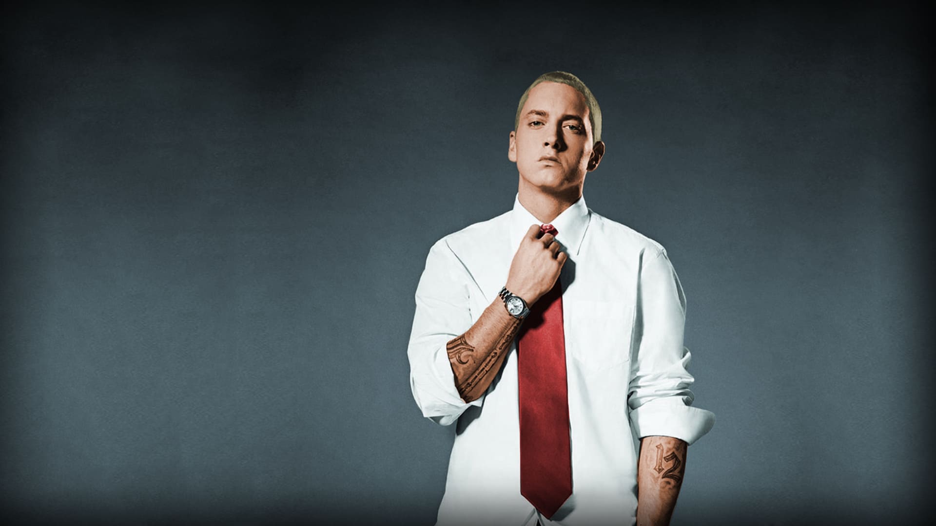 Eminem in einem weißen Hemd und roter Krawatte.