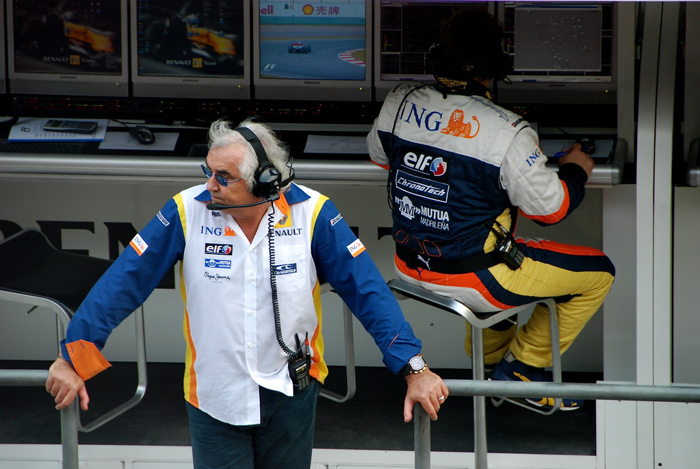 Flavio Briatore auf der Formel 1 Rennstrecke, durch welche er ein riesiges Vermögen aufbauen konnte.