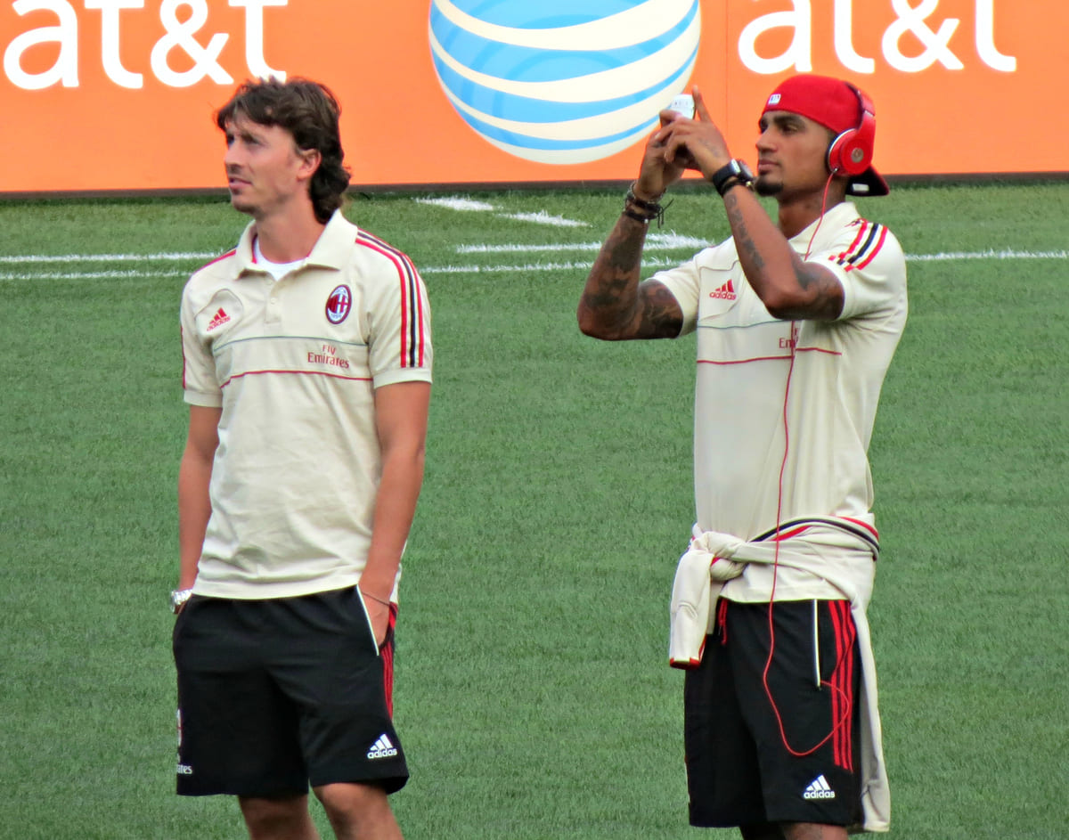 Kevin Prince Boateng auf dem Spielfeld mit einer Kamera in der Hand.