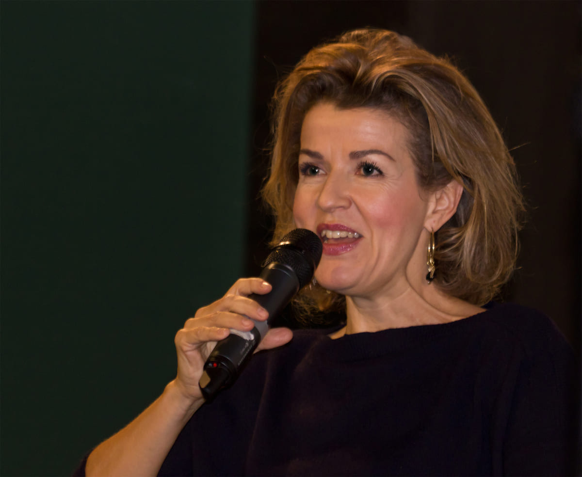 Anna Sophie Mutter mit einem Mikrofon in der Hand.