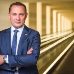 Tino Chrupalla im Anzug.