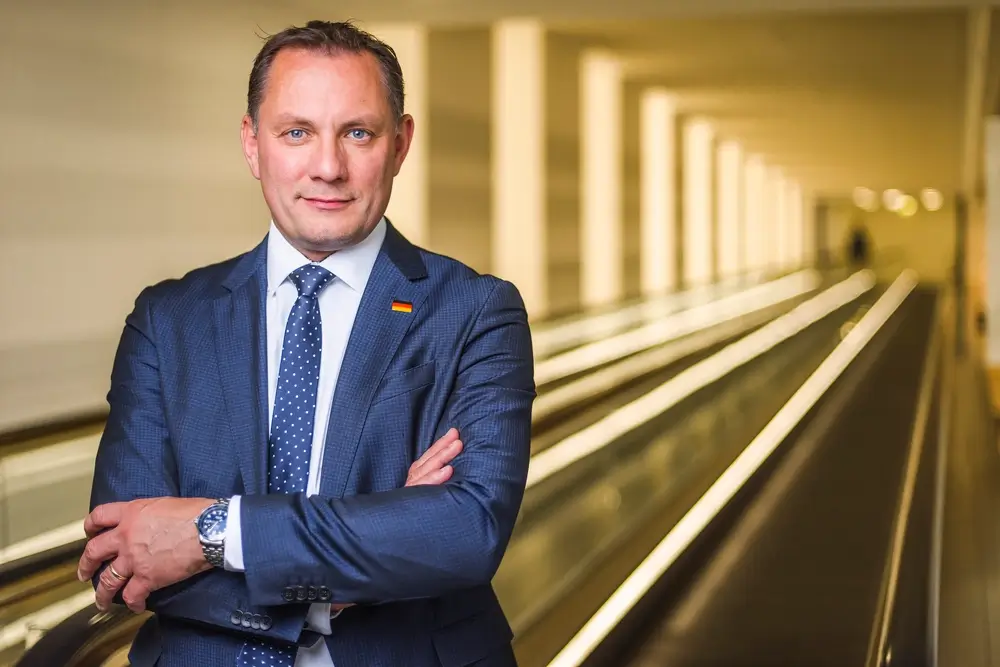 Tino Chrupalla im Anzug.